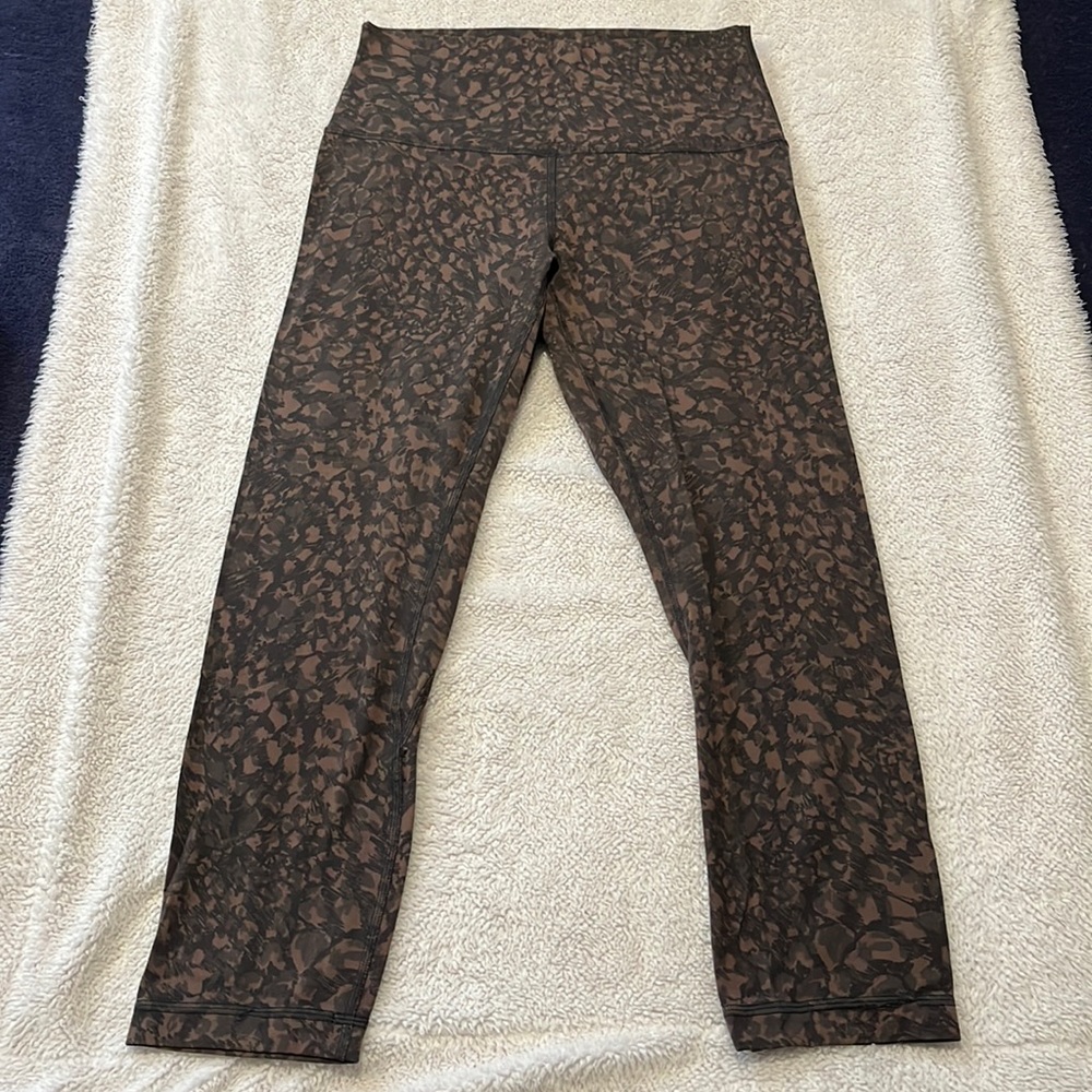 Lululemon high rise size 6, 3 quarter length brown and black leggings